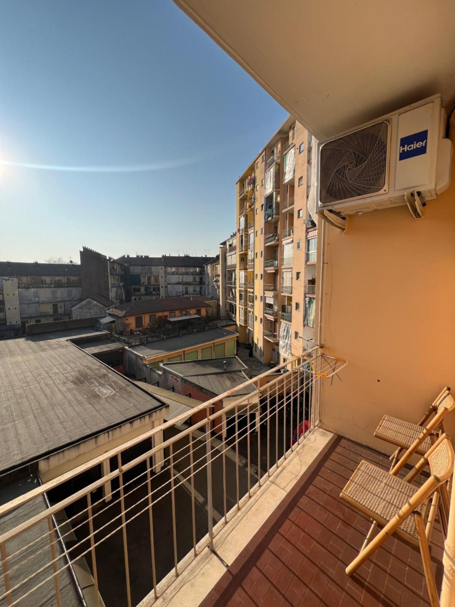 Room With Private Balcony On The Dora River Turin Exterior foto
