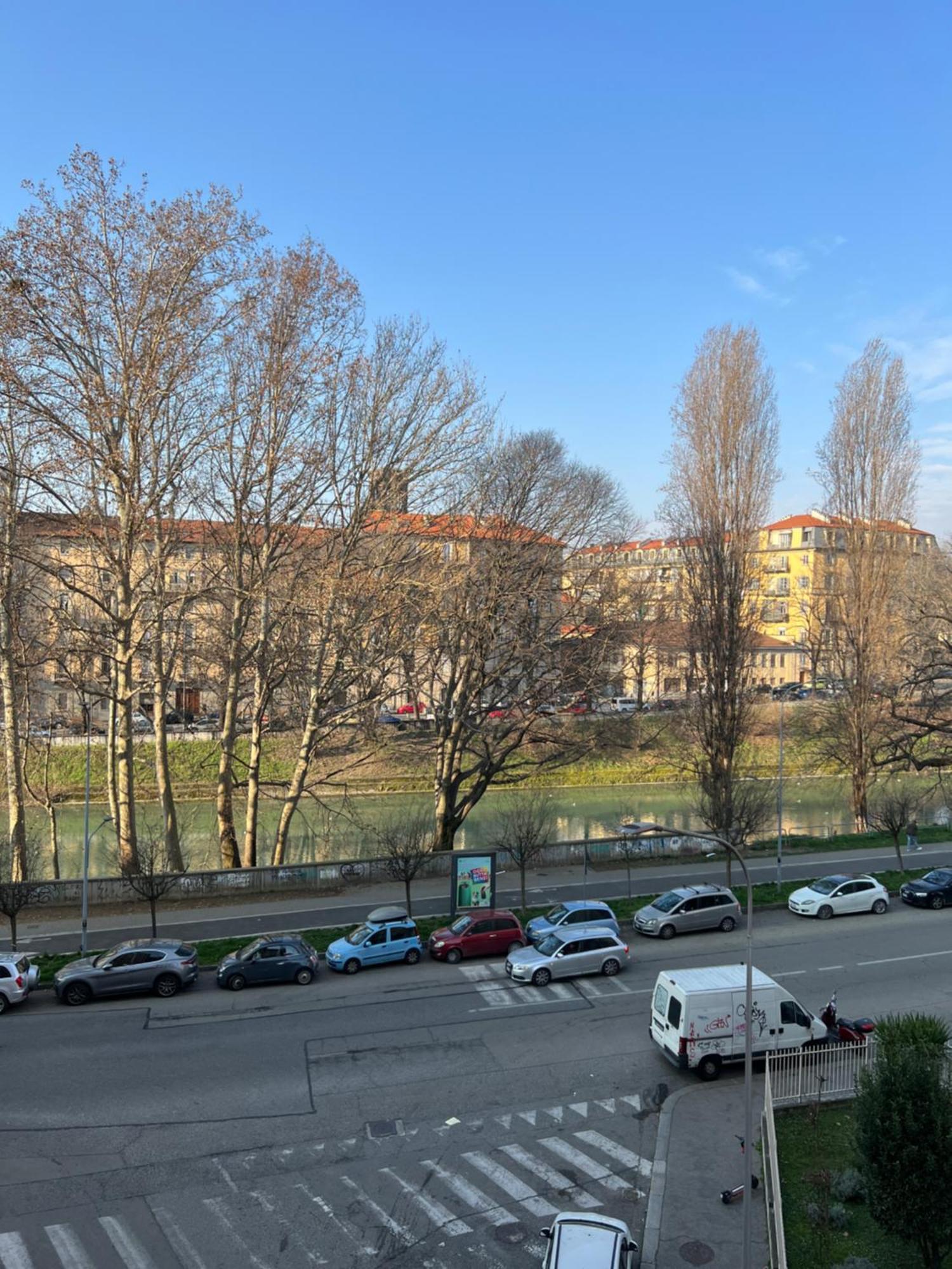 Room With Private Balcony On The Dora River Turin Exterior foto
